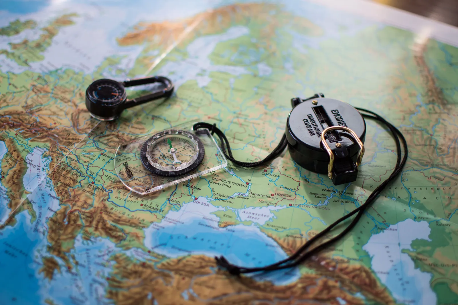 boussole et instruments de navigation posés sur une carte du monde